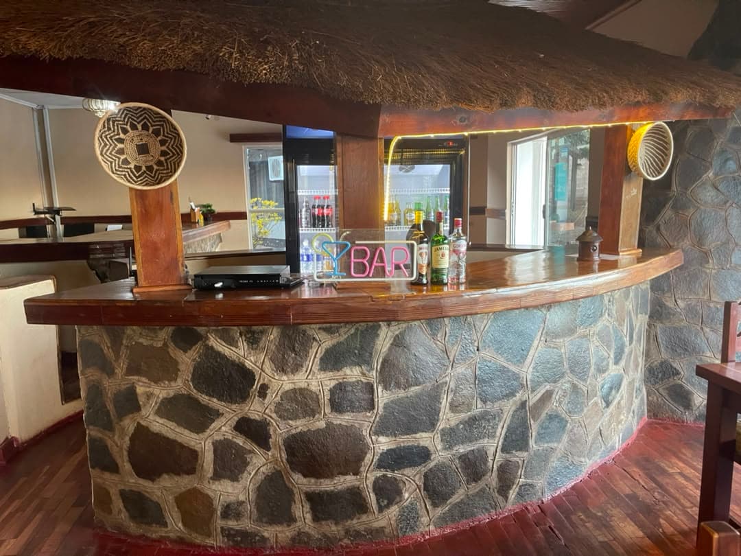 Kozo Lodge — Bar area for evening drinks after the Falls