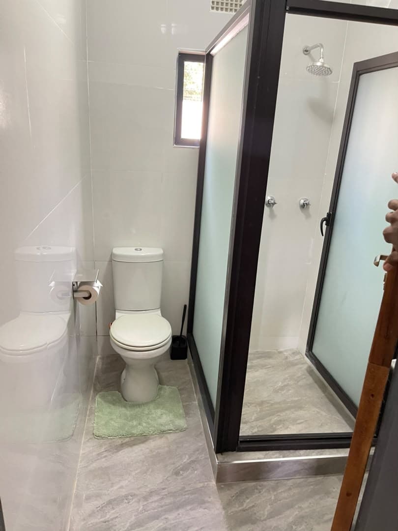 Parklands Apartments Livingstone — Modern family bathroom