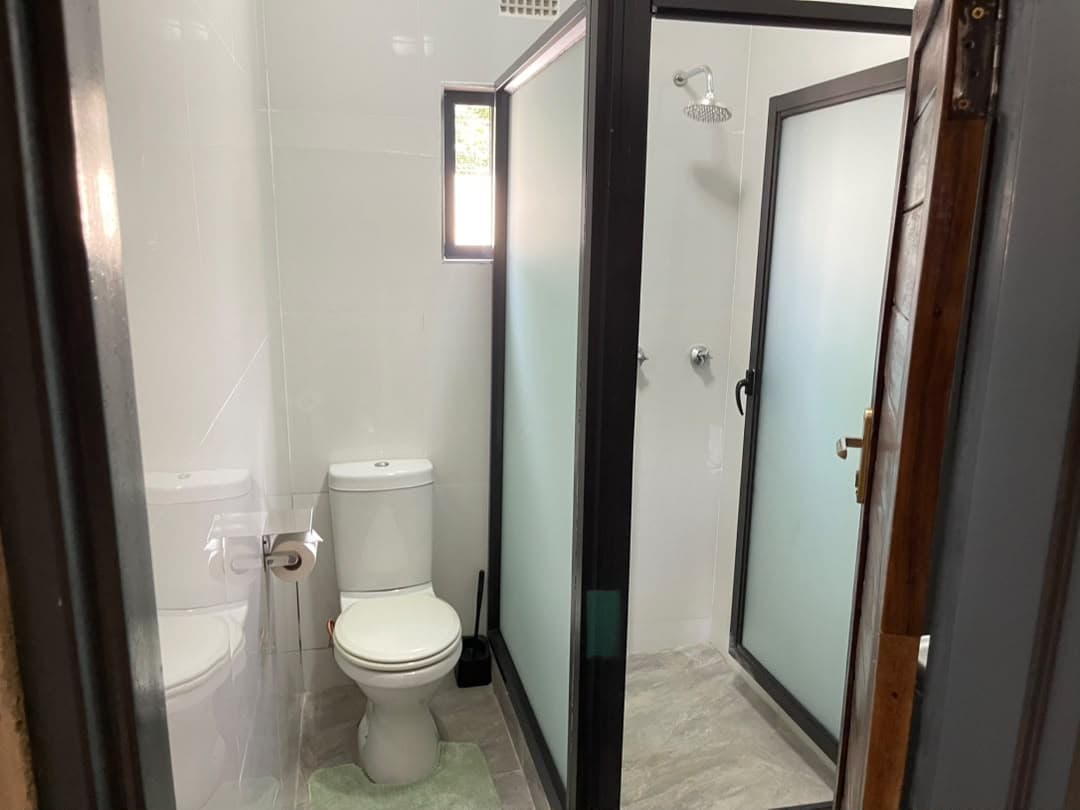 Parklands Apartments Livingstone — Ensuite — walk-in rainfall shower