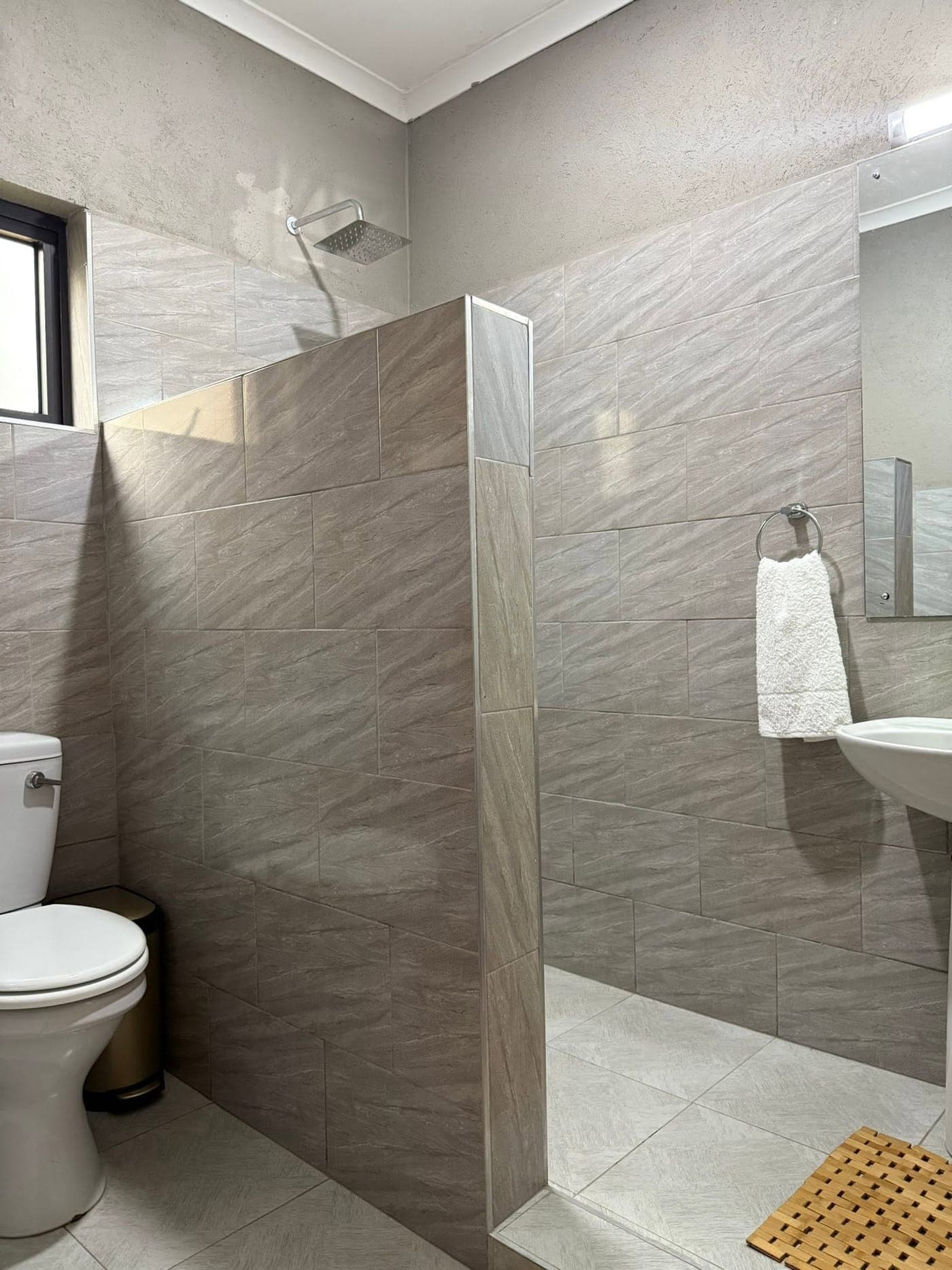 Kosha Lodges — Bathroom with bath and toilet